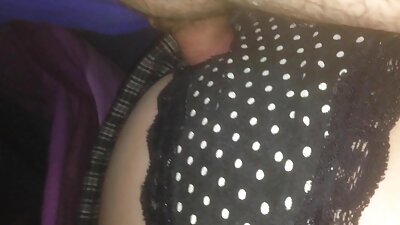 Сочна загоряла мацка е прецакана в устата seks klipcheta и путката от плешив мъж.