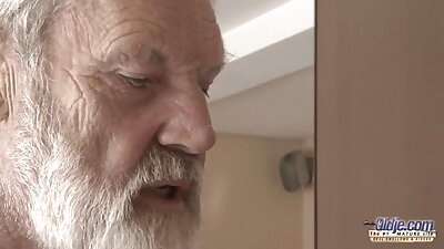 Леля мастурбира путка и свършва, събличайки се на безплатни порноклипове леглото преди това.