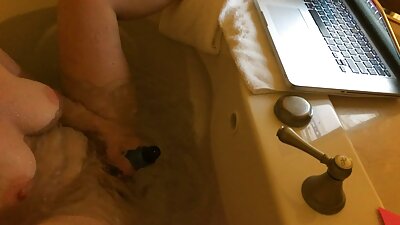 Мургава едрогърда красавица е дадена на билярд порно клипове онлайн на широко легло.