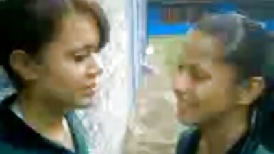 Японец снима порно азиатско порно със сладко азиатско момиче в униформа.
